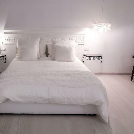 Palazzo Venusio Bed & Breakfast เนเปิลส์ ภายนอก รูปภาพ