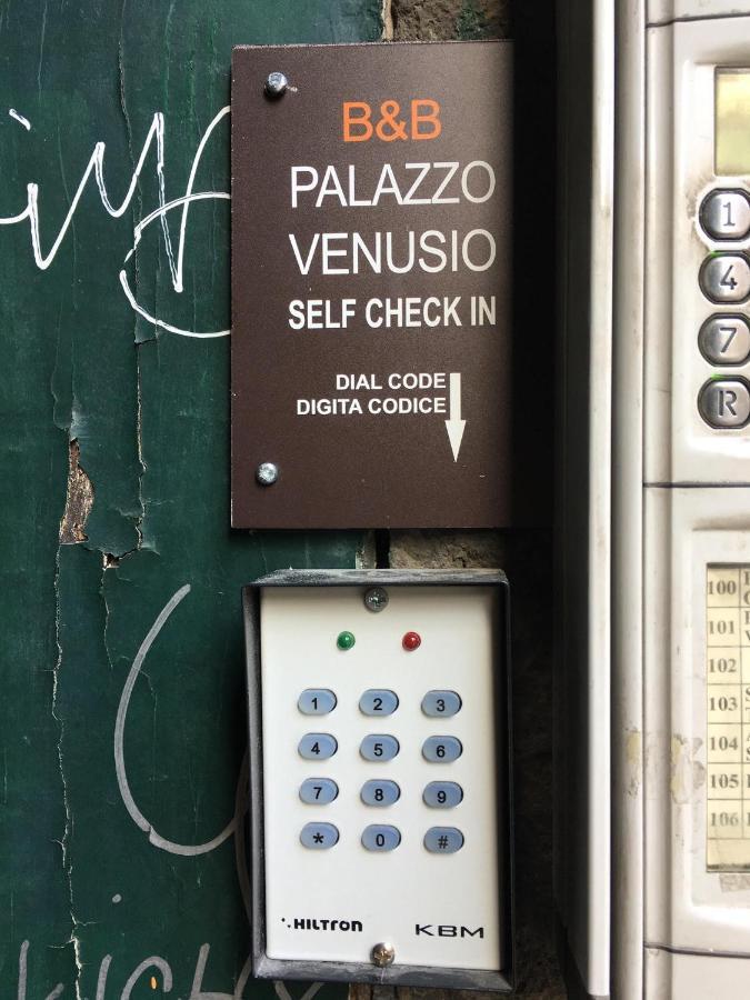 Palazzo Venusio Bed & Breakfast เนเปิลส์ ภายนอก รูปภาพ
