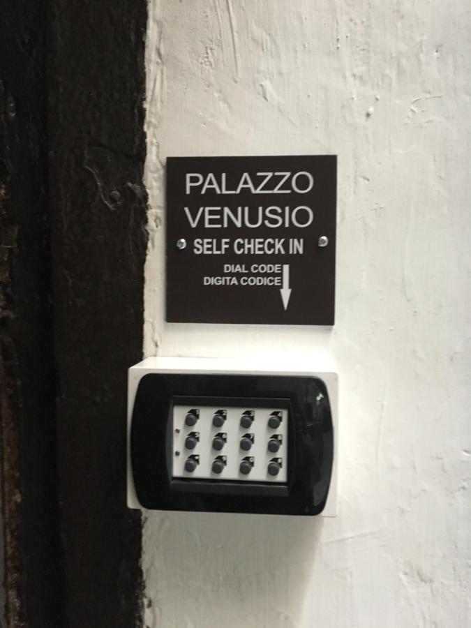 Palazzo Venusio Bed & Breakfast เนเปิลส์ ภายนอก รูปภาพ
